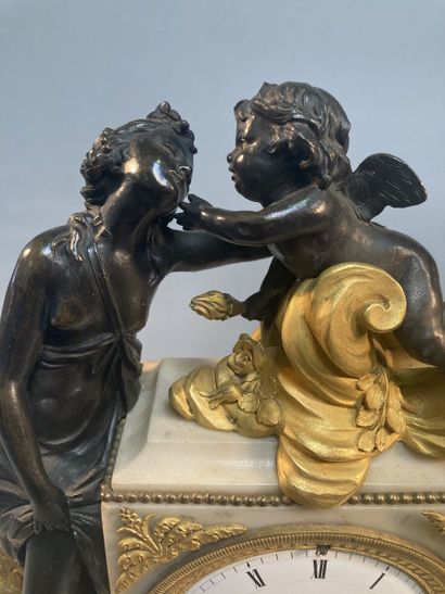 null Pendule en bronze patiné, bronze doré et marbre blanc représentant Vénus et...