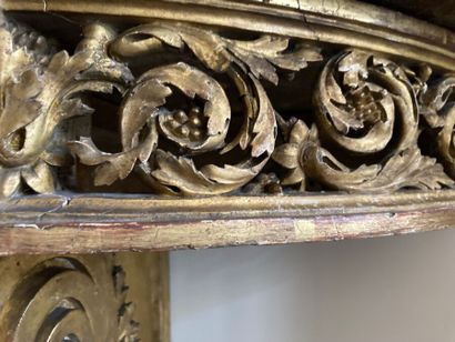 null Gilded wood console of half-moon shape, the belt openworked with foliage, resting...