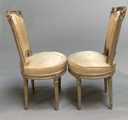 null Pair of chairs in molded, carved and painted beech, with circular seat, backrest,...