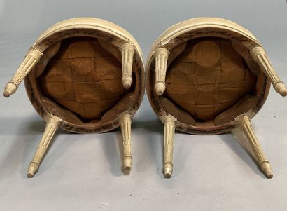 null Pair of chairs in molded, carved and painted beech, with circular seat, backrest,...