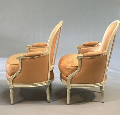 null Pair of carved and painted beech bergères (paint redone), with rounded cabriolet...