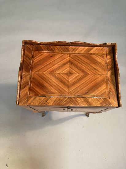 null Violet wood lectern table (all sides), opening with two leaves and a drawer...
