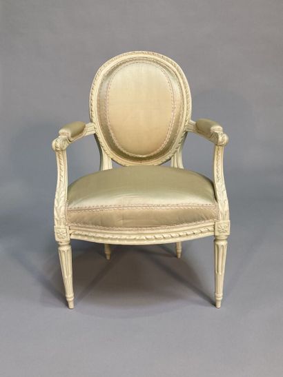 null Suite of four armchairs, two bergères and a sofa in carved and painted beech,...