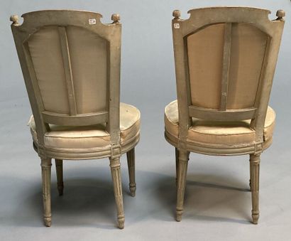 null Paire de chaises en hêtre mouluré, sculpté et peint, à assise circulaire, dossier...