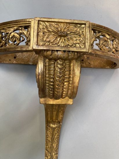 null Gilded wood console of half-moon shape, the belt openworked with foliage, resting...