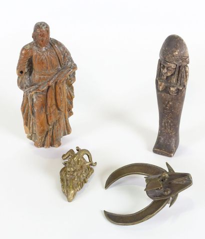 null Réunion de petites sculptures diverses comprenant un personnage drapé en bois...
