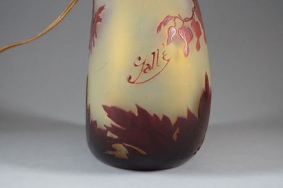 null Dans le goût Art Nouveau

Vase à panse aplatie en verre double couche à décor...