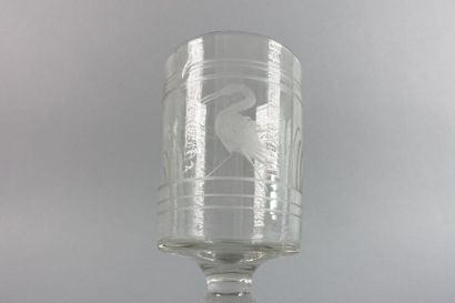 null Deux verres à pied à décor gravé d'un échassier dans des filets

XIXe siècle

Haut....