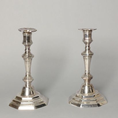 null Paire de flambeaux facettés en métal argenté

Dans le style du XVIIIe siècle

Haut....