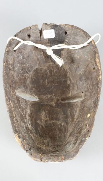 null AFRIQUE 

Masque en bois sculpté à décor de Kaolin (?)

Haut. : 26,2 cm ; Larg....