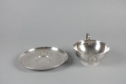 null LAVALLÉE - ORFÈVRE

Tasse et sa sous-tasse en argent à motif guilloché, sur...