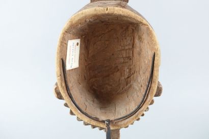 null AFRIQUE 

Masque en bois sculpté à décor rouge

Haut. : 39,5 cm ; Larg. : 19...