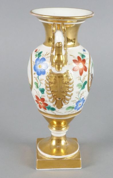 null Vase balustre sur piédouche en porcelaine blanche et or à décor polychrome de...
