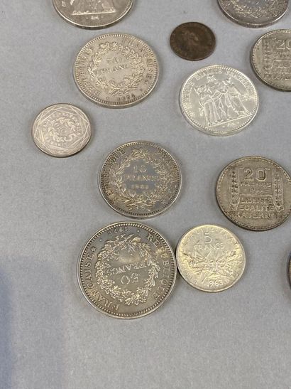 null Lot de monnaies comprenant principalement des pièces de 50, 20, 10 et 5 Francs...