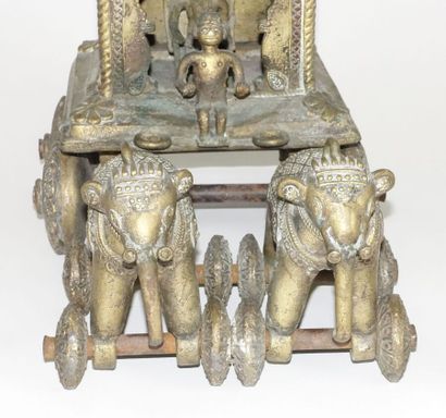 null INDONÉSIE (?) 

Petit chariot représentant un temple et sa divinité à l'intérieur,...