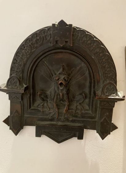 null FRANCE, XIXe siècle

Plaque en bronze ornée d'une gargouille

Haut. : 16 cm...