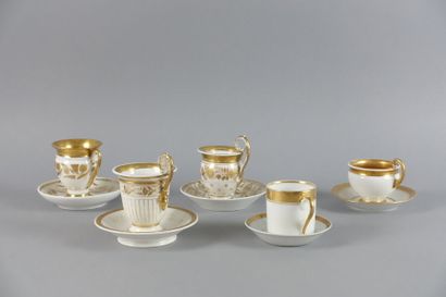null PARIS, XIXe siècle

Réunion de cinq tasses et cinq sous-tasses en porcelaine...