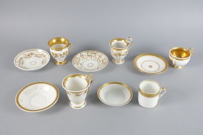 null PARIS, XIXe siècle

Réunion de cinq tasses et cinq sous-tasses en porcelaine...