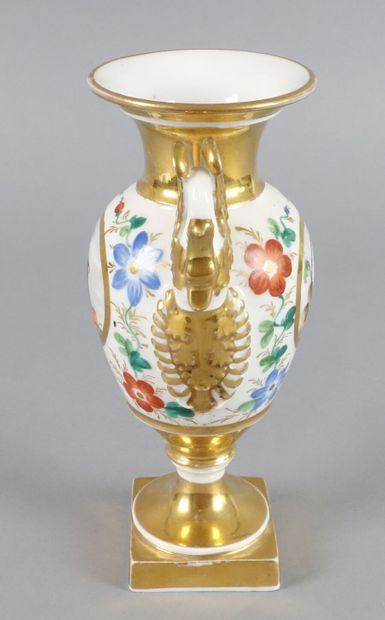 null Vase balustre sur piédouche en porcelaine blanche et or à décor polychrome de...