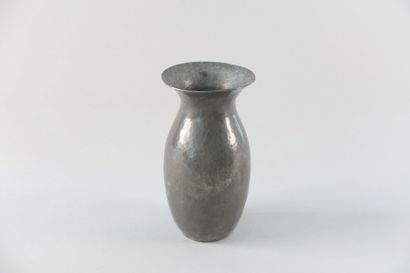 null DESPRÉS

Petit vase balustre en étain martelé

Signé sous la base

Haut. : 13,4...