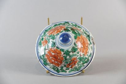 null CHINA and APT

Porcelain vase cover in green family enamels with chrysanthemums....