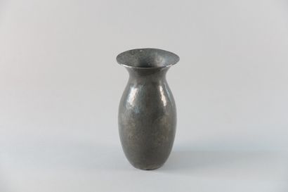 null DESPRÉS

Petit vase balustre en étain martelé

Signé sous la base

Haut. : 13,4...