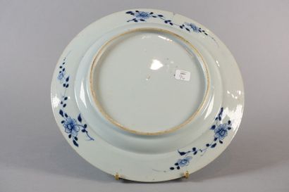 null CHINE 

Plat en porcelaine à décor en camaïeu bleu au centre de larges chrysanthèmes...