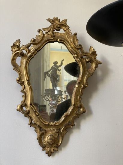 null Petit miroir Vénitien, cadre vermeil-bronze doré

Haut. : 64 cm ; Larg. : 44...