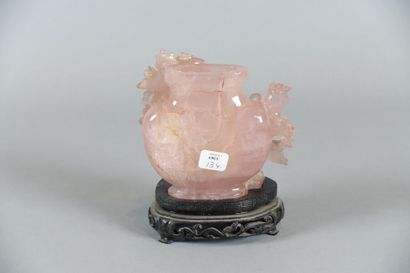 null CHINE 

Jadéite rose en forme de vase aplati sur lequel est posée une branche...