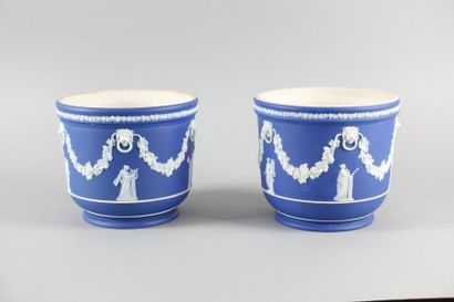 null WEDGWOOD

Paire de cache-pots en biscuit blanc et bleu à décor à l'antique 

Marqués...