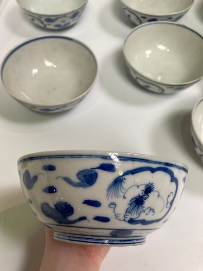 null CHINE

Huit petits bols en porcelaine à décor blanc et bleu de nuages célestes...