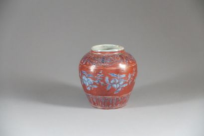 null Enamelled ceramic vase with blue decoration of branches on a red background

(Slight...