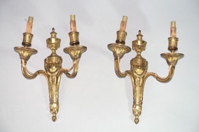 null Paire d'appliques en bronze doré à deux bras de lumière, à décor de cassolettes

Style...