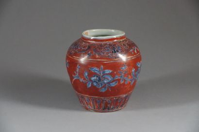 null Enamelled ceramic vase with blue decoration of branches on a red background

(Slight...