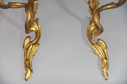 null Paire d'appliques à deux bras de lumière en bronze doré à décor de feuillages

Style...