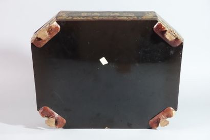 null EXTRÊME-ORIENT

Boîte à jeu octogonale en bois laqué et doré reposant sur quatre...