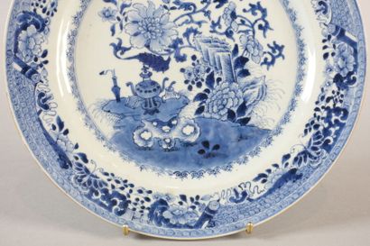 null CHINE 

Plat en porcelaine à décor en camaïeu bleu au centre de larges chrysanthèmes...