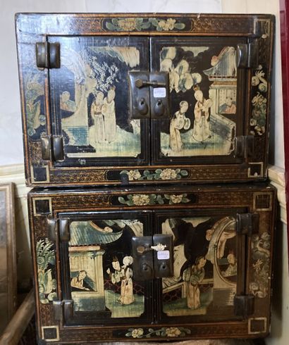 null CHINE, fin du XIXe siècle

Deux petits cabinets en bois laqué à décor polychrome...