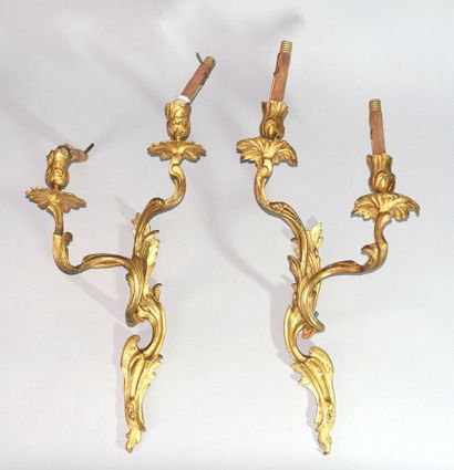 null Paire d'appliques à deux bras de lumière en bronze doré à décor de feuillages

Style...