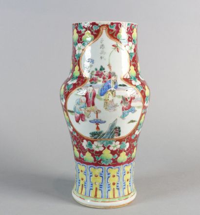 null CHINE 

Vase balustre en porcelaine aux émaux de la famille rose à décor de...