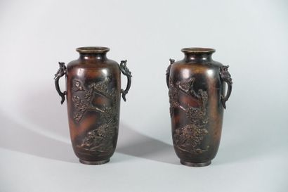 null JAPON - Époque Meiji

Paire de vases en bronze à décor de branchages fleuris...