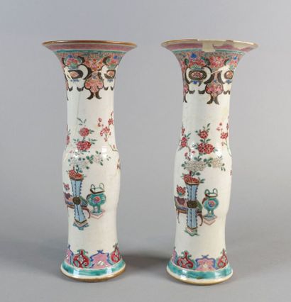 null CHINA 

Pair of porcelain vases in Famille Rose enamels decorated with flowering...