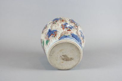 null CHINE

Vase en porcelaine ovoïde décoré aux émaux de la famille verte d'écureuils...