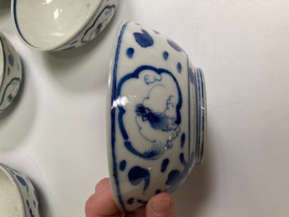 null CHINE

Huit petits bols en porcelaine à décor blanc et bleu de nuages célestes...