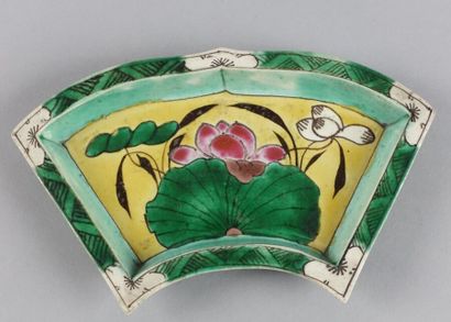 null CHINA - 19th century

Fan-shaped bowl, the upper part poly-lobed, in porcelain...