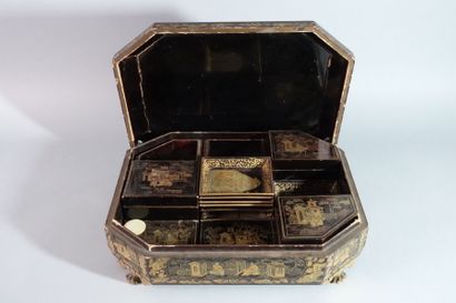 null EXTRÊME-ORIENT

Boîte à jeu octogonale en bois laqué et doré reposant sur quatre...