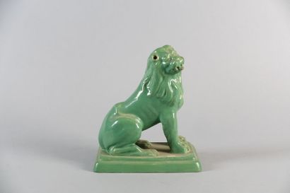 null Lion en faïence émaillée vert

XIXe siècle

(Réparations à la base.)

Haut....