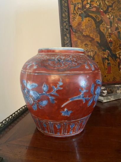 null Enamelled ceramic vase with blue decoration of branches on a red background

(Slight...