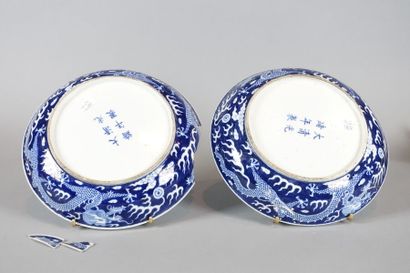 null CHINE 

Deux plats ronds en porcelaine décorés en camaïeu bleu au centre d'un...