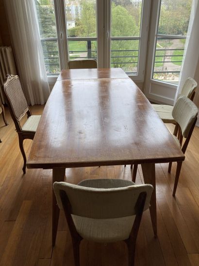 null Travail de style Scandinave

Table et cinq chaises en contreplaqué et bois

(Accidents,...